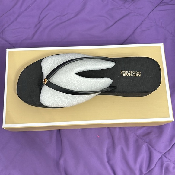 Michael Kors Flip Flop - Picture 2 of 3